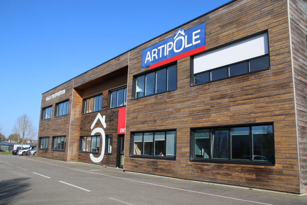 Façade en bardage bois du bâtiment Artipôle MBR35 et de sa salle d’exposition