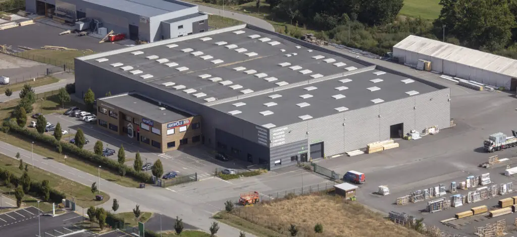 Vue aérienne du bâtiment Artipôle Bois de MBR35 et de sa plateforme de stockage