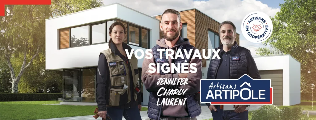 Trois artisans du réseau Artisans Artipôle devant une maison contemporaine