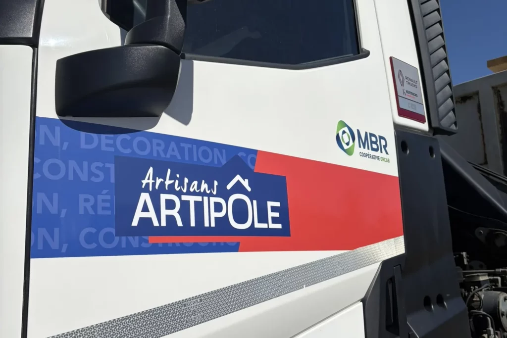 Cabine d’un camion aux couleurs Artisans Artipôle et MBR