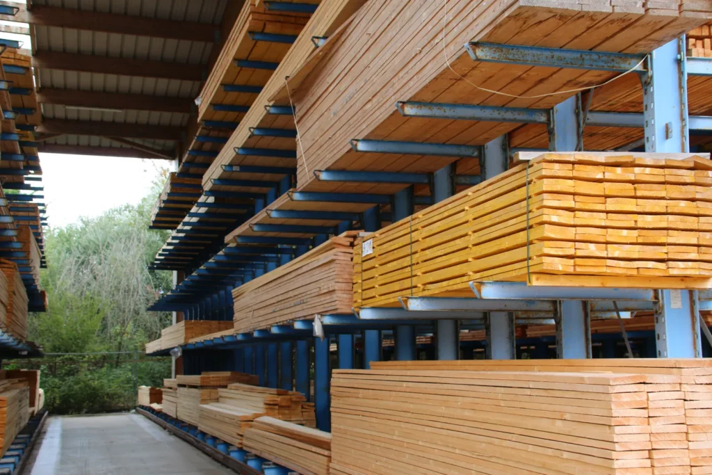 Racks de stockage chargés de bois de charpente sur la plateforme de la coopérative MBR35
